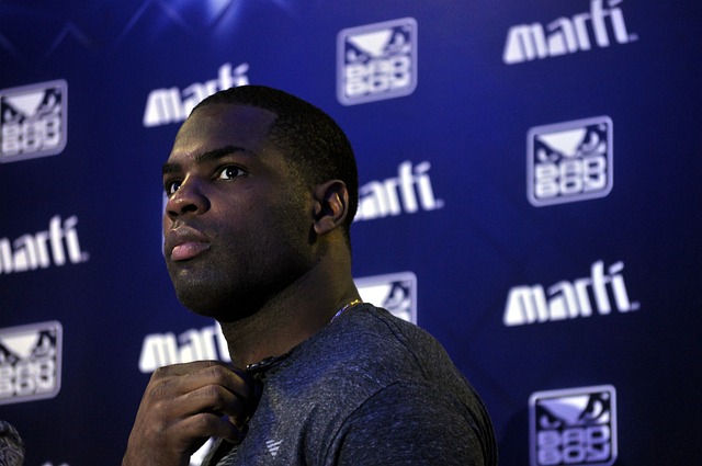 詹姇放权，湖人险胜灰熊取得胜利.